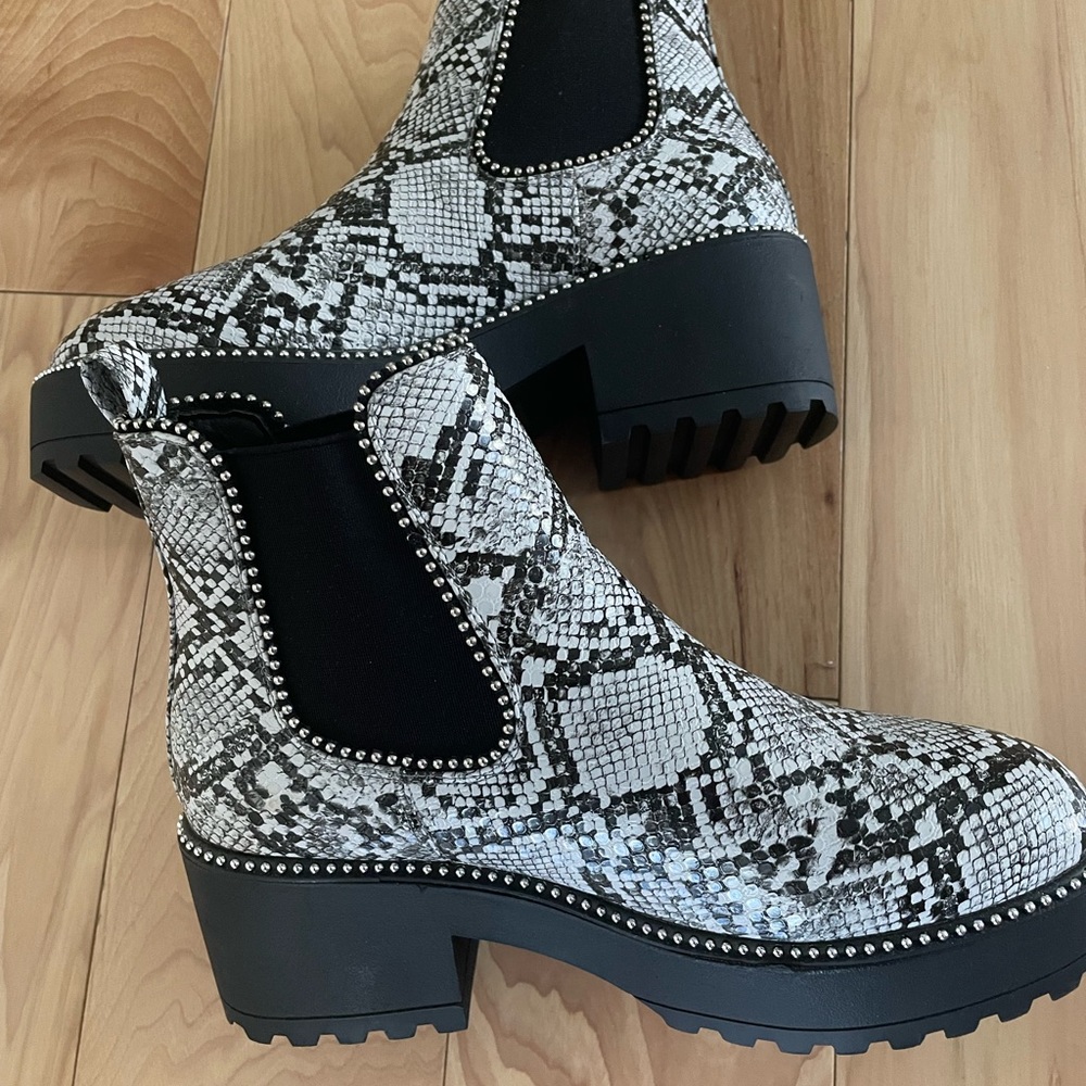Chunky snakeskin chelsea boots. Size 8